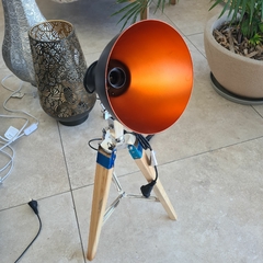 Lampara tripode reflector spot negra y cobre patas madera 65cm - comprar online