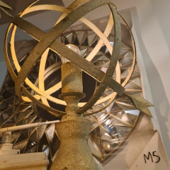 Lampara de mesa gastada esfera con flecha 40cm en internet