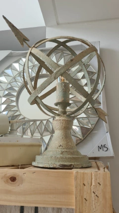 Lampara de mesa gastada esfera con flecha 40cm - comprar online