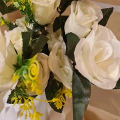 Ramo rosas rococo blancas con flores amarillas 45cm en internet