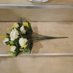 Imagen de Ramo rosas rococo blancas con flores amarillas 45cm