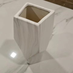 Imagen de Florero geometrico blanco sombras grises ceramica 32cm