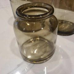 Florero frasco de vidrio gris fume ancho 19cm en internet