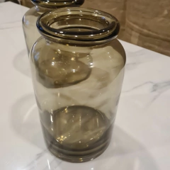 Florero frasco de vidrio gris fume alto 21cm en internet