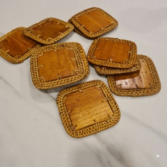 Apoyavaso posavaso cuadrado de Rattan con centro de madera - comprar online
