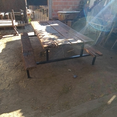 Mesa de quebracho con estructura de hierro bancos incorporados - tienda online
