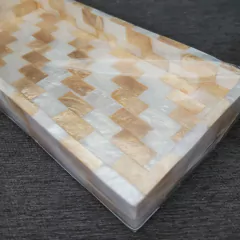 Bandeja de nacar con borde grande 28x16cm Comb Dorado y Blanco - kazaru