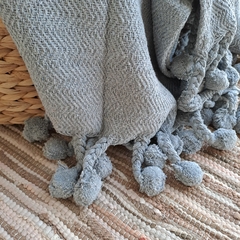 Manta Algodón Gris con Pompones 75x150cm - comprar online