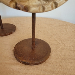 Talla rueca adorno madera tallada en pedestal 29cm - comprar online
