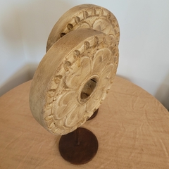 Imagen de Talla rueca adorno madera tallada en pedestal 29cm