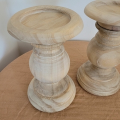 Juego x2 candelabros madera aguado blanco bajo 23cm - comprar online
