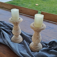 Juego x2 candelabros madera aguado blanco mediano 28cm