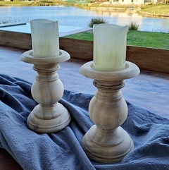 Juego x2 candelabros madera aguado blanco bajo 23cm