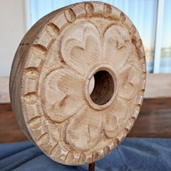 Talla rueca adorno madera tallada en pedestal 29cm - comprar online