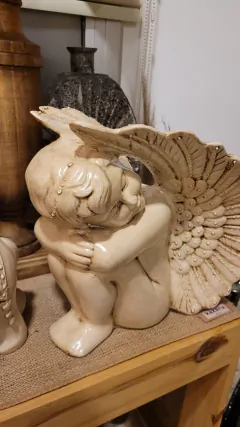 Angel sentado cerámica beige 26cm - comprar online