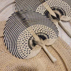 Abanico natural y negro 30x35cm