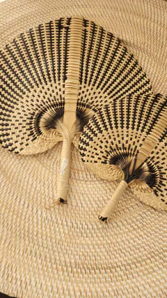 Abanico natural y negro 30x35cm - kazaru