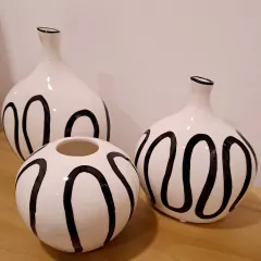 Imagen de Florero blanco lineas negras ceramica mediano con cuello 18cm