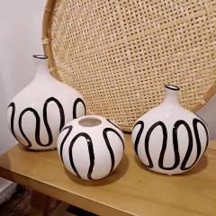 Imagen de Florero blanco lineas negras ceramica grande con cuello 23cm