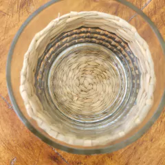 Vaso Posavela Rattan combinado negro y vidrio calado mediano 9cm - comprar online