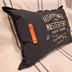 Almohadon Tusor Stamp con cuero Negro 70x50cm - comprar online