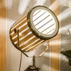 Lámpara de pie Tripode Madera y Bronce Grande en internet