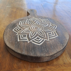 Imagen de Tabla de madera tallada decorativa redonda 25x35cm