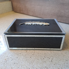 Imagen de Fonda Caja negra contorno plata hebilla hoja chica 16x12x6cm