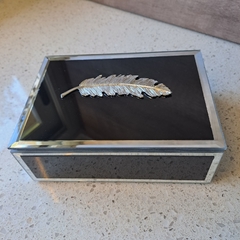 Fonda Caja negra contorno plata hebilla hoja chica 16x12x6cm