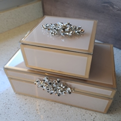 Charm Caja beige chica con hebilla 12x12x6,5cm - kazaru