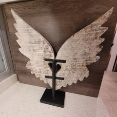 Alas de Madera Tallada en Pedestal 53cm - comprar online