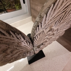 Alas de Madera Tallada en Pedestal 53cm