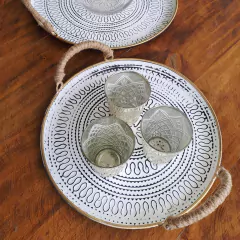 Bandeja metálica decorada en relieve con asas de yute mediana 35cm - tienda online