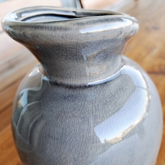 Florero gris base granitica boca irregular 10xh23cm cerámica - tienda online