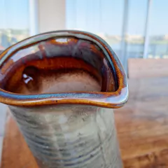 Imagen de Jarra bicolor blanco/gris 23x15xh37cm cerámica