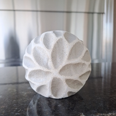 Imagen de Esfera hojas chicas D10cm cerámica rústica