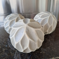 Esfera hojas grandes D12cm cerámica rústica - tienda online