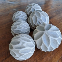 Esfera hojas chicas D10cm cerámica rústica - comprar online