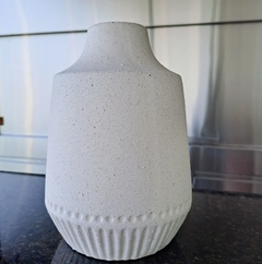 Imagen de Jarron aspero natural 20xh16cm cerámica base rayas