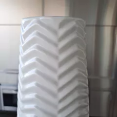 Florero zigzag blanco brillante cerámica 13x13x50cm en internet