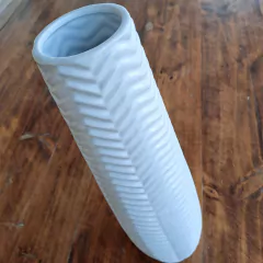 Imagen de Florero zigzag blanco brillante cerámica 13x13x50cm