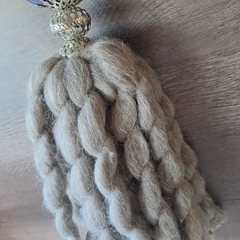 Imagen de Borla cerámica GRIS semillas manchadas lana merino gris