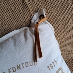 Almohadon Tusor Stamp Blanco con cuero 50x50cm - comprar online