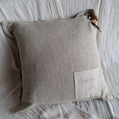 Almohadon Nido Stamp con cuero 50x50cm - kazaru