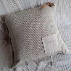 Almohadon Nido Stamp con cuero 50x50cm