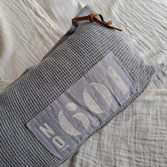 Imagen de Almohadon Nido Stamp con cuero 120x30cm