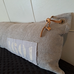Almohadon Nido Stamp con cuero 120x30cm