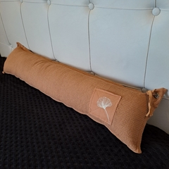 Almohadon Nido Stamp con cuero 120x30cm