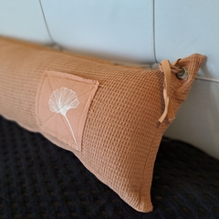 Almohadon Nido Stamp con cuero 120x30cm - kazaru