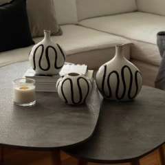 Florero blanco lineas negras ceramica mediano con cuello 18cm - comprar online